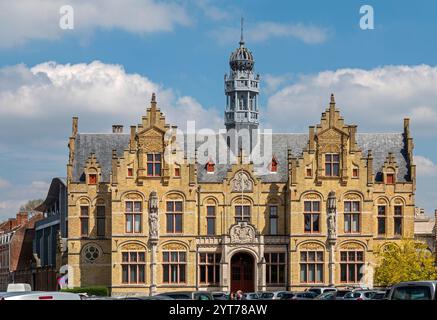 Ypern, Blick vom Glockenturm der Tuchhallen zum Gericht am Großen Markt im Zentrum von Ypern. Stockfoto