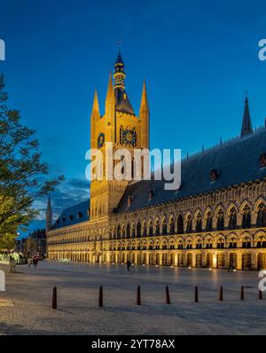 Ypern, in den historischen Tuchhallen, einem großen gotischen Gebäudekomplex am Grote Markt, mit dem Glockenturm, einem 70 Meter hohen Turm mit Karillon, beherbergt das Museum in Flanders Fields, benannt nach dem Kriegsgedicht „in Flanders Fields“ von John McCrae aus dem Jahr 1915. Stockfoto