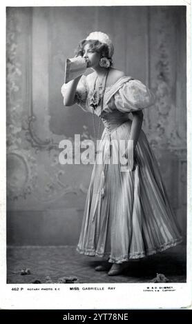 Miss Gabrielle Ray Edwardian Schauspielerin, die in eine Tasche bläst c1906 Postkartenfoto vom Henshaw Archiv Stockfoto