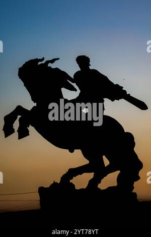 Denkmal des Mannes mit Pferd. Skulptur, die einen Reiter und sein Kriegspferd in einem schnellen Sturm auf den Feind zeigt. Denkmal David Sasunskiy in Jerewan Stockfoto