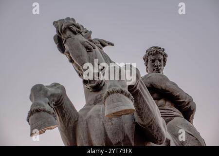 Denkmal des Mannes mit Pferd. Skulptur, die einen Reiter und sein Kriegspferd in einem schnellen Sturm auf den Feind zeigt. Denkmal David Sasunskiy in Jerewan Stockfoto