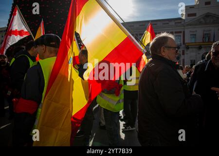 Madrid, Spanien. Dezember 2024. Anhänger der extremen Rechten Spaniens halten während einer Demonstration in Puerta del Sol spanische Flaggen, die den Tag des Verlassens der Verfassung fordern. Spanien feiert den 46. Jahrestag der spanischen Verfassung. Quelle: SOPA Images Limited/Alamy Live News Stockfoto