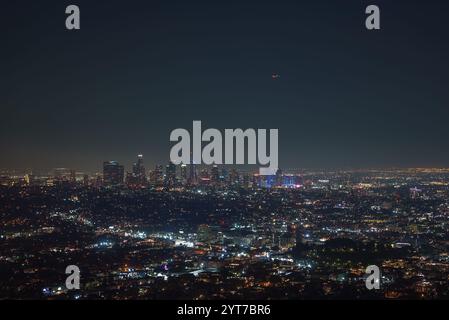 Die Skyline von Los Angeles wird bei Nacht beleuchtet, mit dem U.S. Bank Tower. Stadtlichter verteilen sich über die urbane Landschaft und heben die Innenstadt hervor. Stockfoto