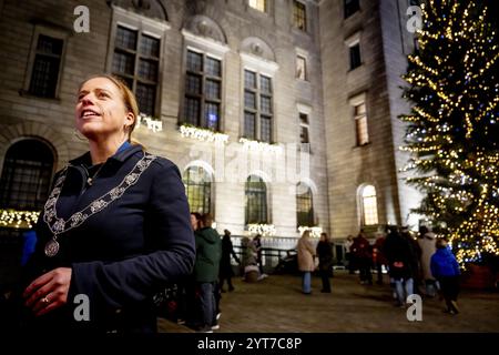 ROTTERDAM - Bürgermeisterin Carola Schouten zündet die Lichter am Weihnachtsbaum vor dem Rathaus von Rotterdam an. ANP ROBIN UTRECHT niederlande Out - belgien Out Credit: ANP/Alamy Live News Stockfoto