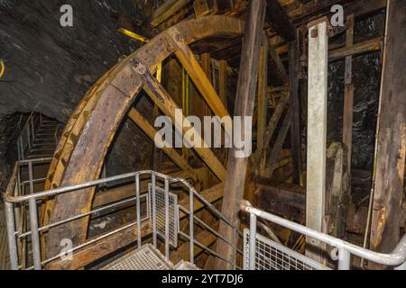 Altes Wasserrad im Besucherbergwerk Rammelsberg, UNESCO-Weltkulturerbe Goslar Stockfoto