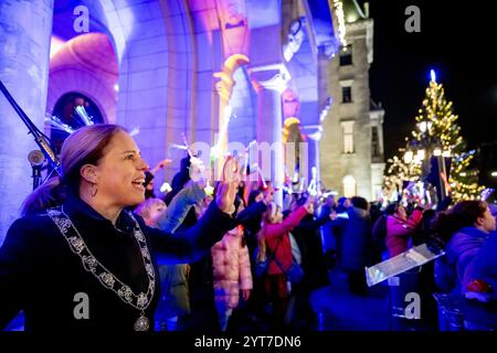 ROTTERDAM - Bürgermeisterin Carola Schouten zündet die Lichter am Weihnachtsbaum vor dem Rathaus von Rotterdam an. ANP ROBIN UTRECHT niederlande Out - belgien Out Credit: ANP/Alamy Live News Stockfoto