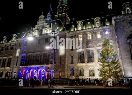 ROTTERDAM - Bürgermeisterin Carola Schouten zündet die Lichter am Weihnachtsbaum vor dem Rathaus von Rotterdam an. ANP ROBIN UTRECHT niederlande Out - belgien Out Credit: ANP/Alamy Live News Stockfoto