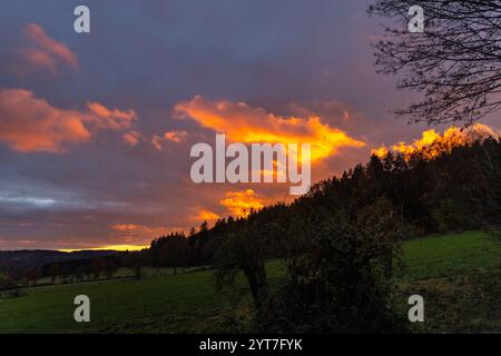 Herbstlandschaft im Ahletal bei Sonnenuntergang Stockfoto