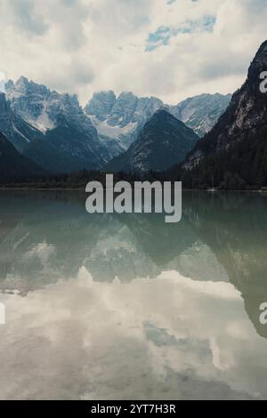 Der Dürrensee bei Toblach liegt hier stilvoll. Die umliegenden Gipfel der Sexten Dolomiten spiegeln sich im Bergsee. Stockfoto