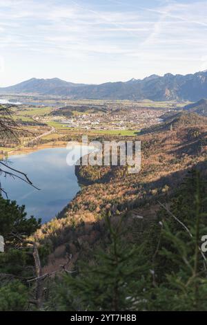 Blick über den Weißensee bei Pfronten in östlicher Richtung zum Forggensee in den Allgäuer Alpen. Stockfoto