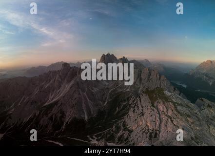 Panorama der Bergformation Cadini di Misurini in den Südtiroler Dolomiten aus der Luft. Drohnenfoto bei Sonnenaufgang. Stockfoto