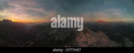 Panorama der Bergformation Cadini di Misurini in den Südtiroler Dolomiten aus der Luft. Drohnenfoto bei Sonnenaufgang. Stockfoto