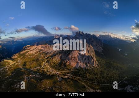 Panorama der Bergformation Cadini di Misurini in den Südtiroler Dolomiten aus der Luft. Die Drohne wurde im Abendlicht geschossen. Stockfoto
