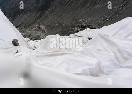 Der Gletscher auf dem Mer de Glace in Frankreich ist mit weißen Vliesplanen bedeckt, um ihn vor dem Schmelzen zu schützen und die künstliche Gletschergrotte vor dem Schmelzen zu schützen. Der Mer de Glace ist Frankreichs größter Gletscher und schmilzt von Jahr zu Jahr. Stockfoto