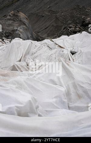 Der Gletscher auf dem Mer de Glace in Frankreich ist mit weißen Vliesplanen bedeckt, um ihn vor dem Schmelzen zu schützen und die künstliche Gletschergrotte vor dem Schmelzen zu schützen. Der Mer de Glace ist Frankreichs größter Gletscher und schmilzt von Jahr zu Jahr. Stockfoto