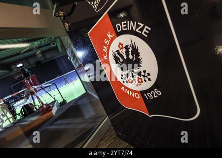 Deinze, Belgien. Dezember 2024. Dieses Bild zeigt das Deinze-Logo vor einem Fußballspiel zwischen KMSK Deinze und RFC Seraing am Freitag, den 06. Dezember 2024 in Deinze, am 14. Tag der Saison 2024-2025 der zweiten Liga der Challenger Pro League der belgischen Meisterschaft. BELGA FOTO BRUNO FAHY Credit: Belga News Agency/Alamy Live News Stockfoto