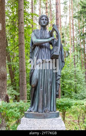 St. Petersburg, Russland - 10. juli 2019: Statue einer Frau im Pawlowsker Park, Vorort von St. Petersburg. Stockfoto