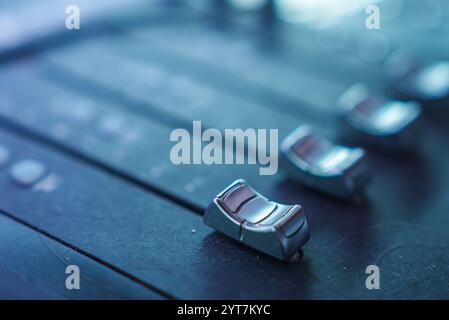 Nahaufnahme von Metallic Faders auf der Sound Mixing Console in Studio Stockfoto