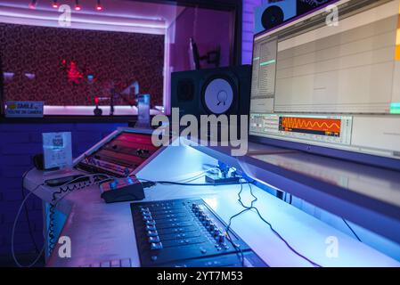 Modernes Musik-Recording-Studio mit Mischkonsole und Computer-Setup Stockfoto