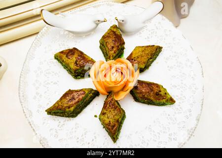 Östliche, türkische, aserbaidschanische Baklava-Süßigkeiten auf dem Tisch. Stockfoto