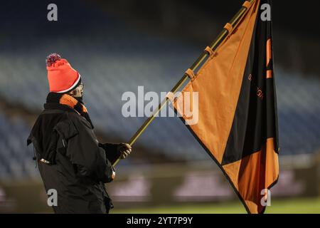 Deinze, Belgien. Dezember 2024. Ein Unterstützer, der zu Beginn eines Fußballspiels zwischen KMSK Deinze und RFC Seraing am Freitag, den 6. Dezember 2024 in Deinze, am 14. Tag der Saison 2024-2025 der zweiten Liga der Challenger Pro League der belgischen Meisterschaft, abgebildet wurde. BELGA FOTO BRUNO FAHY Credit: Belga News Agency/Alamy Live News Stockfoto