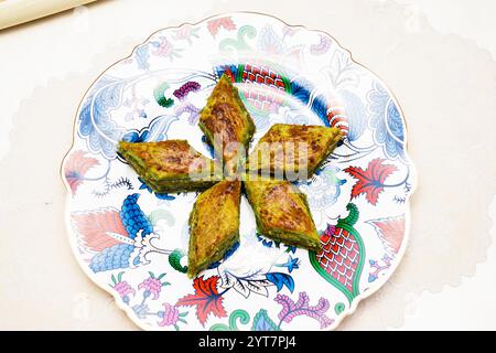 Östliche, türkische, aserbaidschanische Baklava-Süßigkeiten auf dem Tisch. Stockfoto