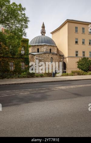 Alte, wunderschön dekorierte Gebäude in einer historischen Altstadt. Bild vom Stadtzentrum der Stadt Pecs, Del-Dunantul, Ungarn Stockfoto