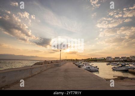 Strand mit kleinem Hafen am Morgen, schöner Sonnenaufgang am Mittelmeer, Mittelmeerküste und Landschaft der Insel Vir, Zadar, Dalmatien, Adria, Kroatien Stockfoto