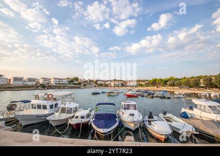 Strand mit kleinem Hafen am Morgen, schöner Sonnenaufgang am Mittelmeer, Mittelmeerküste und Landschaft der Insel Vir, Zadar, Dalmatien, Adria, Kroatien Stockfoto