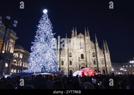 Mailand, Italien. Dezember 2024. Mailand, die Feuerzeremonie des olympischen und paralympischen Weihnachtsbaums im Dom von Oiazza. Auf dem Foto: Menge bei der Einweihung des Baumes Credit: Independent Photo Agency/Alamy Live News Stockfoto