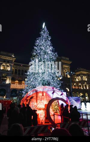 Mailand, Italien. Dezember 2024. Mailand, die Feuerzeremonie des olympischen und paralympischen Weihnachtsbaums im Dom von Oiazza. Auf dem Foto: Menge bei der Einweihung des Baumes Credit: Independent Photo Agency/Alamy Live News Stockfoto