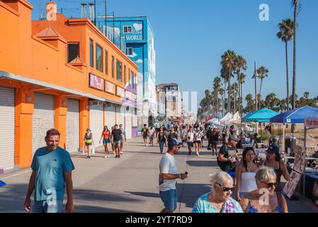 Venice Beach Boardwalk mit farbenfrohen Gebäuden und Palmen Stockfoto