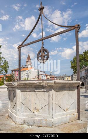 Öffentlicher Platz umgeben von mittelalterlichen Stadtmauern mit 5 herrlichen Steinbrunnen aus dem 16. Jahrhundert. Platz der fünf Brunnen Adria, Zadar, Dalmatien, Kroatien Stockfoto