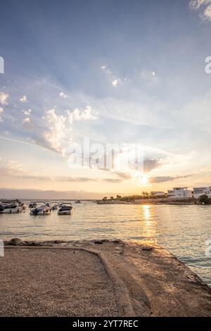 Strand mit kleinem Hafen am Morgen, schöner Sonnenaufgang am Mittelmeer, Mittelmeerküste und Landschaft der Insel Vir, Zadar, Dalmatien, Adria, Kroatien Stockfoto