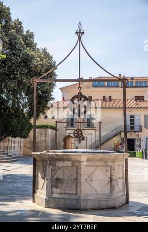 Öffentlicher Platz umgeben von mittelalterlichen Stadtmauern mit 5 herrlichen Steinbrunnen aus dem 16. Jahrhundert. Platz der fünf Brunnen Adria, Zadar, Dalmatien, Kroatien Stockfoto