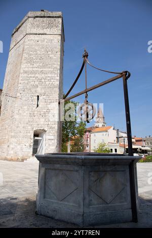 Öffentlicher Platz umgeben von mittelalterlichen Stadtmauern mit 5 herrlichen Steinbrunnen aus dem 16. Jahrhundert. Platz der fünf Brunnen Adria, Zadar, Dalmatien, Kroatien Stockfoto