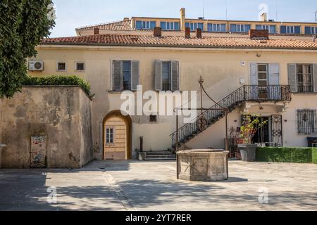 Öffentlicher Platz umgeben von mittelalterlichen Stadtmauern mit 5 herrlichen Steinbrunnen aus dem 16. Jahrhundert. Platz der fünf Brunnen Adria, Zadar, Dalmatien, Kroatien Stockfoto