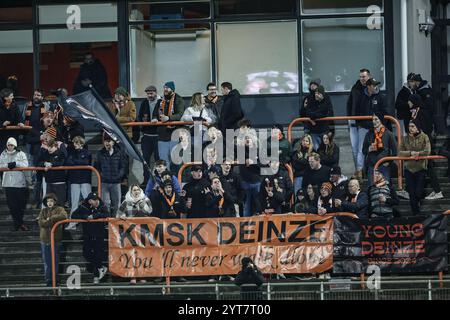 Deinze, Belgien. Dezember 2024. Deinzes Fans wurden am Freitag, den 06. Dezember 2024 in Deinze, am 14. Tag der Saison 2024-2025 der zweiten Liga der Challenger Pro League in der belgischen Meisterschaft zu Beginn eines Fußballspiels zwischen KMSK Deinze und RFC Seraing in Deinze gezeigt. BELGA FOTO BRUNO FAHY Credit: Belga News Agency/Alamy Live News Stockfoto