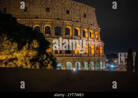 Das Kolosseum, berühmtes und einzigartiges historisches Gebäude der Ewigen Stadt. Aussicht am Morgen mit großartiger Beleuchtung, Lichtinstallation. Keine Leute, Rom, Italien Stockfoto