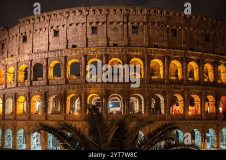 Das Kolosseum, berühmtes und einzigartiges historisches Gebäude der Ewigen Stadt. Aussicht am Morgen mit großartiger Beleuchtung, Lichtinstallation. Keine Leute, Rom, Italien Stockfoto