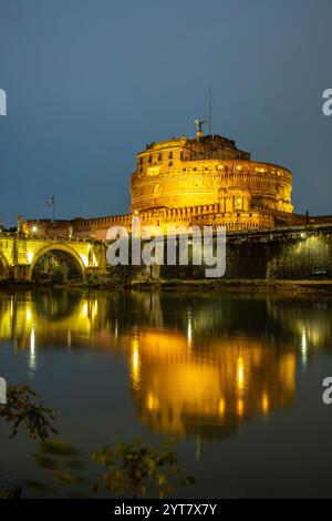 Blick über den Tiber in einer historischen Stadt. Die alte berühmte Brücke Ponte Sant'Angelo am Abend. Regnerisches Wetter bei Sonnenuntergang und Blick auf Castel Sant'Angelo, Rom, Italien Stockfoto