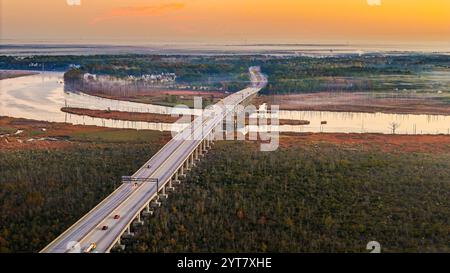 Ein Blick aus der Vogelperspektive auf die Autobahn, die über den Fluss führt. Drohne, die bei Sonnenaufgang aus 300 Fuß geschossen wurde. In Wilmington, NC Stockfoto