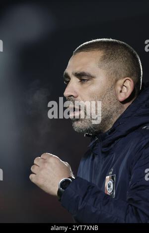 Deinze, Belgien. Dezember 2024. Michail Turi, Trainer von Deinze, wurde während eines Fußballspiels zwischen KMSK Deinze und RFC Seraing am Freitag, den 06. Dezember 2024 in Deinze, am 14. Tag der Saison 2024-2025 der zweiten Liga der Challenger Pro League der belgischen Meisterschaft, dargestellt. BELGA FOTO BRUNO FAHY Credit: Belga News Agency/Alamy Live News Stockfoto