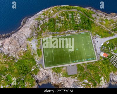 Fußballplatz auf einer Insel in Henningsvaer, Norwegen Stockfoto