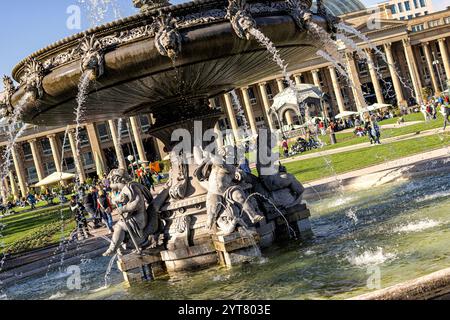 Schlossplatz im Herbst. Stuttgart, Baden-Württemberg, Deutschland. Stockfoto