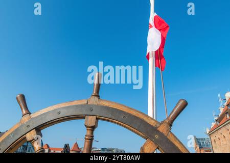 Eine Nahaufnahme eines traditionellen hölzernen Schiffrads. Teile versenden. Ein altes Seeschiff. Stockfoto