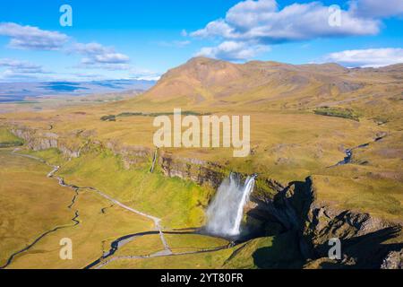 Luftaufnahme des Wasserfalls Seljalandsfoss im Sommer. Skogar, Südliche Region, Island, Europa. Stockfoto