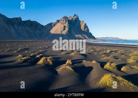 Aus der Vogelperspektive auf die schwarzen Sanddünen vor dem Vestrahorn Berg. Halbinsel Stokksnes, Hofn, Austurland, Island, Europa. Stockfoto