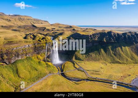 Luftaufnahme des Wasserfalls Seljalandsfoss im Sommer. Skogar, Südliche Region, Island, Europa. Stockfoto