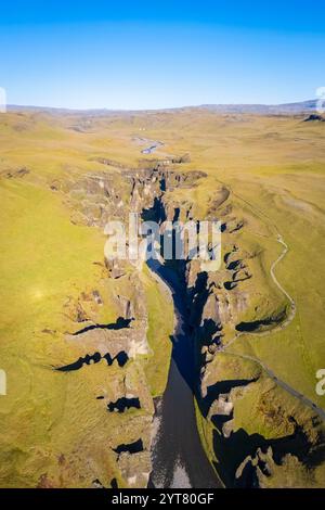 Luftaufnahme des Fjadrargljufur Canyon im Winter. Kirkjubaejarklaustur, Sudurland (Südisland), Island, Nordeuropa. Stockfoto
